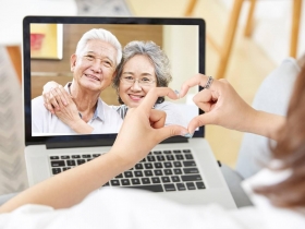 過年回去，驚覺爸媽老了好多...想跟父母聊天又怕被囉嗦？破除你電話溝通的謎障